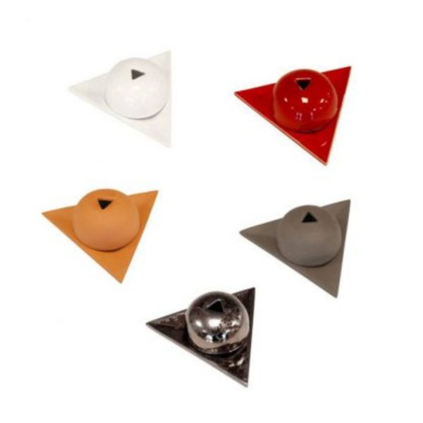 Räucherschale Papier d´Arménie - diese Räucherschale von und für Papier d’Arménie® in dreieckiger Form mit einer Basis von 14,5 cm und einer kleinen Kuppel von 8 cm Durchmesser aus Keramik ist in mehreren Farben erhältlich.