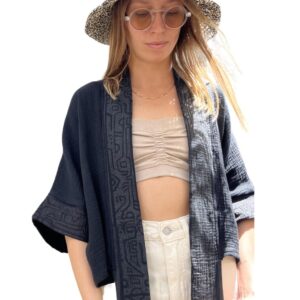 Kimono “Zori” black - erweitert und inspiriert von der japanischen Kultur, hat Plazmalab diesen kurzen KIMONO im Boho-Hippi-Stil entworfen.