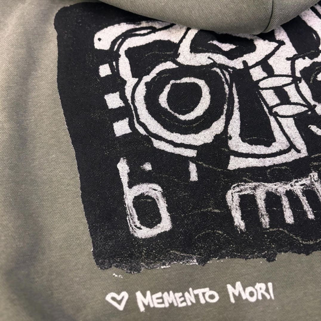 Pullover "Memento Mori" Wash Olive – Bild 3